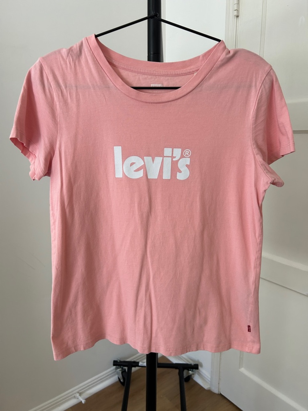 Levi’s Tee. Size small. PTP 18”. Excellent Condition.